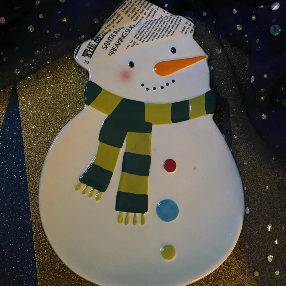 SUR LA TABLE SNOWMAN SCARF HOLIDAY CHRISTMAS QUIRKY SCARF SMILEY Snowman Plate